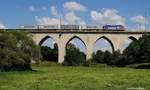 Und weil mir die Brücke selber so gut gefällt, hier mal ein Güterzug wie es ihn so auch nicht mehr gibt. Am 17.07.2014 kommt ein Containerzug mit der schweizerischen Lok über die Brücke in Richtung Hof, wo der Fahrdraht endet.... Der Einsatz der schweizer Miet-Loks ist auch schon etliche Zeit her....