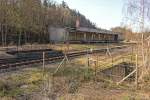 Alle Hochbauten des alten Bahnhopfs von Triebes wurden 2013 nicht abgerissen, hier sieht man einen Güterschuppen, der wohl von den Möbelwerken ZeuTrie benutzt wurde, um u.a.