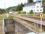 Der Bahnhof Loitsch-Hohenleuben bietet extreme Gegenstze: 2 km von Hohenleuben entfernt einsam im Triebestal gelegen besitzt er umfangreiche Gleisanlagen und eine Bahnsteigunterfhrung.