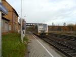 Hp Deuben
Der ehemalige Bahnhof Deuben wurde mittlerweile zum Haltepunkt zurckgebaut.
Die Zugnge der Personbenbrcke sind versperrt.
LVT 672 904 der Burgenlandbahn frt als RB 34708 nach Weienfels. (04.11.2011)