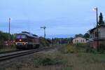 Im letzten Tageslicht des 28.9.2021 hat die 132 293-2 (EBS) auf ihrem Weg nach Saalfeld/Saale einen Kreuzungshalt am oberen Bahnhof in Pößneck