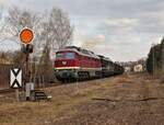 132 334 und 155 007 (EBS) zu sehen am 09.03.21 in Pößneck oberer Bahnhof mit einem leeren Holzzug für Sonneberg.