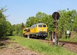 225 010-8 (Bahnbau Gruppe) fuhr am 15.05.22 mit einem Bauzug von Saalfeld nach Königsborn.