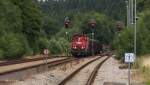 Höhenunterschiede werden bei Gebirgsbahnen oft durch Kehrschleifen und Kehrtunnels überwunden.
Es gibt aber noch eine platzsparende Version, die aber vom Betriebsablauf etwas schwieriger ist:  Die Spitzkehre  .

Die Bahnstrecke Hockeroda - Wurzbach - Unterlemnitz gleicht der einer Gebirgsbahn.

Zwischen Hockeroda bei Km 0 und dem Scheitelpunkt kurz hinter Heinersdorf bei Km 24 muß die Strecke 360 Höhenmeter überwinden.
Aus topografischen Gründen wählte man keine Kehrschleifen, sondern bei Wurzbach einen Spitzkehrenbahnhof.

261 063 und eine weitere Gravita im Sandwich bringen einen Holzzug aus Saalfeld in Richtung Lobenstein.
Hier in Wurzbach wird die Fahrtrichtung gewechselt, durch die Sandwich Anordnung entfällt das Umfahren des Zuges und es kann nach kurzem Aufenthalt weiter gefahren werden.
Bahnstrecke 6686 Hockeroda - Wurzbach (Sormitztalbahn).
13.08.2013