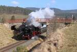 52 8154-8 fuhr am 05.03.22 von Leipzig über Saalfeld nach Katzhütte. Hier ist der Zug in Quittelsdorf zu sehen.