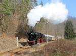 52 8154-8 fuhr am 05.03.22 von Leipzig über Saalfeld nach Katzhütte. Hier ist der Zug in Schwarzburg zu sehen.