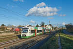 VT 308 und ein weiterer Regioshuttle waren am 05.11.2022 als RB 80896 auf dem Weg von Gera nach Erfurt und haben gerade den Bahnhof Vieselbach verlassen.