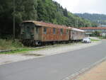 Auf der Ladestraße in Stützerbach standen,am 31.August 2021,zwei abgestellte Wagen von der Rennsteigbahn.