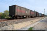 Blick auf den letzten Flachwagen der Gattung  Sgns  (37 80 4555 038-1 D-AAEC) des black-boxX-Containerzuges von neska intermodal für die thyssenkrupp AG mit 185 555-0 MRCE, der in Schkopau auf