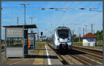 9442 306 der ABRM fährt am 24.07.2022 als RB 25 in Großkorbetha ein und passiert dabei Wetterschutzhäuser in neuem und altem Mein-Takt-Design. Rechts ist ein ehemaliges Aufsichtsgebäude zu sehen. 