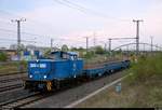 346 018-7 (DR V 60) der Eisenbahn-Bau- und Betriebsgesellschaft Pressnitztalbahn mbH (PRESS) mit leeren Flachwagen sowie Gleisstopf- und Schotterplaniermaschine fahren in Halle-Ammendorf auf der Bahnstrecke Halle–Bebra (KBS 580) in Richtung der Abstellgleise beim MSG Ammendorf. [22.4.2018 | 19:39 Uhr]