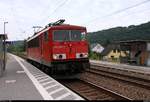 Fast verpasst: Bei einem Standortwechsel durchfährt 155 239-7 der Erfurter Bahnservice GmbH (EBS) den Hp Leißling auf der Bahnstrecke Halle–Bebra (KBS 580) Richtung Naumburg (Saale).
[16.6.2018 | 9:48 Uhr]