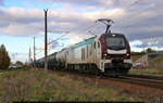 Die Verbio-Werbelok 159 228-6 (Stadler Eurodual) kesselt am Bahnübergang von Spergau Richtung Großkorbetha.