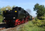 Am 09.09.2023 brachte die 52 8154-8 vom Eisenbahnmuseum Leipzig zahlreiche Besucher zum Winzerfest nach Freyburg (Unstrut) und fuhr dann weiter in die Abstellung nach Karsdorf. Hier durchfährt sie mit dem DPE 26785 (Webau - Karsdorf) den Bahnhof Laucha (Unstrut).
