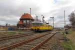 DB Netz Instandhaltung 725 002-0 + 726 002-9 als NbZ 94021 von Naumburg (S) Hbf nach Nebra, am 12.03.2012 bei der Ausfahrt im ehemaligen Bf Vitzenburg.