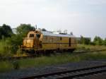 EM-SAT 120 der DGT wartet im Bahnhof Artern auf dem Gterzuggleis stehend eine Kreuzung ab. 7.06.2008