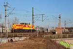 Eine BR 203.7 (Alstom H3 | Lok 126) der Mitteldeutschen Eisenbahngesellschaft mbH (MEG) als Tfzf fährt in Halle (Saale), Kasseler Straße, auf der Bahnstrecke Halle–Hann.