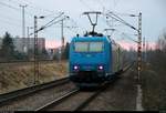 Nachschuss auf 185 516-2 der Verkehrsbetriebe Peine-Salzgitter GmbH mit 119 010-6 von Alphatrains als Lokzug, der den Hp Halle Rosengarten auf der Bahnstrecke Halle–Hann. Münden (KBS 590) Richtung Sangerhausen durchfährt. [18.2.2018 | 17:12 Uhr]