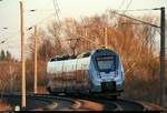 Nachschuss auf 9442 112 (Bombardier Talent 2) von Abellio Rail Mitteldeutschland mit Seitenwerbung als RB 74789 (RB75) von Lutherstadt Eisleben nach Halle(Saale)Hbf, die in Zscherben, Angersdorfer Straße, auf der Bahnstrecke Halle–Hann. Münden (KBS 590) fährt. [6.4.2018 | 19:13 Uhr]