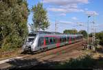 9442 115 (Bombardier Talent 2) von Abellio Rail Mitteldeutschland als RB 74786 (RB75) von Halle(Saale)Hbf nach Lutherstadt Eisleben fährt in Zscherben, Angersdorfer Straße, auf der