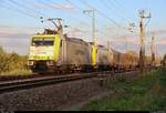 Coilzug mit 185 580-8 und Wagenlok 145 094-9 der ITL Eisenbahngesellschaft mbH (ITL) fährt in der Saaleaue bei Angersdorf auf der Bahnstrecke Halle–Hann.