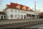 Blick auf das nicht mehr genutzte Empfangsgebäude des Bahnhofs Angersdorf auf der Bahnstrecke Halle–Hann. Münden (KBS 590) im Abendlicht.
Aufgenommen von Bahnsteig 2/3.
[14.2.2019 | 17:20 Uhr]
