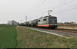 151 057-7 (162.004  Fitzcarraldo ) kommt mit Kesselwagen durch Teutschenthal Richtung Halle (Saale) gefahren.