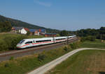 Am 9.8.2020 war ICE-Triebzug 9008 als ICE 595 auf dem Weg von Berlin über Frankfurt und Stuttgart nach München. Bei Hermannspiegel schlängelte er sich dabei durch die Vorderrhön und wird in etwa 15 Minuten Fulda erreichen.