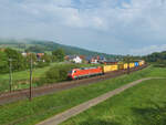 Während die Frühlingssonne am 13.05.2023 den Nebel in den Hängen der Vorderrhön vertreibt zieht 152 112 einen Zug mit Wechselbrücken an Hermannspiegle vorbei in Richtung Süden. 