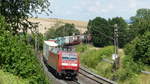 152 029 zieht einen Güterzug über die Nord-Süd Strecke. Hier ist der Zug in ein paar Kurven kurz vor Eichenberg zu sehen. Er verkehrt in Richtung Süden. Aufgenommen am 27.6.2018 13:10