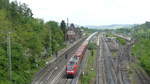 Eine Baureihe 152 zieht einen Güterzug in Richtung Bebra durch den Bahnhof Eichenberg. Aufgenommen am 11.5.2018 13:12