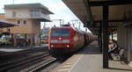 185 001-5 DB kommt aus Richtung Norden mit einem Kalizug aus Norden nach Süden und fährt durch Fulda in Richtung Fulda-Neudorf.
Aufgenommen vom Bahnsteig 3 in Fulda. 
Bei Sonne und Wolken vom 22.5.2019.