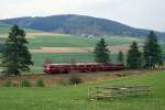 Zwischen Feudingen und Oberndorf sind 796 785 + 996 780 + 796 690 am 30.04.1994 auf dem Weg nach Erndtebrück als Sonderfahrt unterwegs.