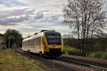 Lahntalbahn - 29.04.2012  --  Der HLB VT 283 prsentierte sich bei seiner Ausfahrt aus dem Leuner Lahnbahnhof im abendlichen Gegenlicht.