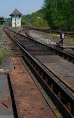 Hauptbahnromantik (XXXIII, untere Lahntalbahn). Südliche Ausfahrt des Bahnhofs Weilburg (Richtung Limburg, Koblenz) mit dem bemerkenswert gut gepflegten Stellwerk. Fast meint man, das kann doch nicht in der Obhut der DB sein, es hebt sich wunderbar vom Zustand anderer Bauwerke der Bahn ab. Der Bahnhof selber wird übrigens gerade ronviert und ist deshalb leider (oder Gottseidank) eingerüstet. Der Wald hinten rechts waren auch Gleisanlagen. (25. April 2009)