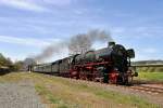 Lahntalbahn - 28.04.2012  --  Die 01 1066 der Ulmer Eisenbahnfreunde (UEF) hat soeben auf ihrer Frhlingsfahrt in voller Fahrt den Leuner Lahnbahnhof in Richtung Wetzlar passiert.