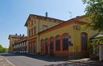 Eine Schande um dieses eigentlich wunderschöne ehem. Empfangsgebäude von dem Bahnhof in Diez (Lahn), hier am 05.05.20132. 
Das Gebäude ist mittlerweile, laut einem Bericht der Rhein-Zeitung vom 10.11.2011), an eine Aktenvernichtungsfirma aus Hamburg verkauft ist.

Blick von der Straßenseite, den Blick von den Bahnsteigen ist einfach grausam um ihn hier zu zeigen.
