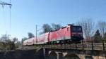 143 135 zieht eine RB22 nach Frankfurt Hbf über die Nieder Steinbogenbrücke.