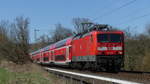 114 037 mit einem RE20 nach Frankfurt zwischen Niederjosbach und Brehmtal. Aufgenommen am 6.4.2018 13:36