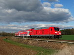 DB Regio Hessen 245 016 schiebt einen Doppelstockwagenzug am 01.04.16 bei Schöneck auf der Niddertalbahn 