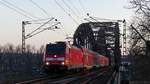 146 245 zieht einen RE54 nach Bamberg über die Deutschherrnbrücke. In Kürze wird der Halt Frankfurt Ost erreicht. Aufgenommen am 24.2.2018 17:40