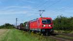 187 107 zieht einen Güterzug auf der Main-Neckar Bahn gen Süden, hier zwischen Bickenbach und Hähnlein-Alsbach. Aufgenommen am 7.8.2017 15:20