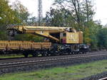 Am 09.11.2019 wartet der Kirow-Kran der Firma Hering Gelisbau GmbH im nördlichen Gleisfeld des Bahnhofs Darmstadt-Eberstadt auf seinen Einsatz.Genaue Bezeichnung: Gleisbauschienenkran KRC 810T mit der Nummer: D-HGUI 99 80 9419 024-1