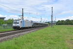 185 689-7 mit einem schwedischen Zweikraftzug der in Norwegen fährt und hier in Heddesheim/Hirschberg auf dem Weg nach Stadler ist.