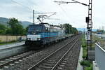 Lineas 186 293-7 mit Tragwagen durch Weinheim Sulzbach gen Hemsbach fahrend am 14.9.2022