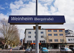 Bahnhofsschild von Weinheim (Bergstraße), am 26.3.2016 .
