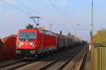187 118 zieht einen gemischten Güterzug Richtung Mannheim. 
Hier ist er in Bürstadt am 09.10.2018 vorbei gefahren.