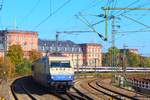 101 112-1 als Rheingoldlackierung fuhr am 04.10.2018 den EC nach Dortmund.
Im Hintergrund ist das Barockschloss von Mannheim zu sehen.