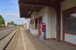 Ehemaliger Stellwerksraum und neuzeitlicher Fahrkartenautomat in Guntersblum, Gleisseite mit Blickrichtung Mainz.....aufgenommen am 23.9.2012