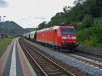 185 146-8 zieht einen Getreidezug am 06.09.2011 durch Lambrecht